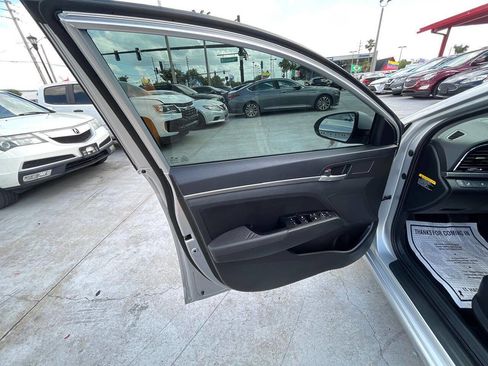 Used 2018 Hyundai Elantra Value Edition FWD image 4