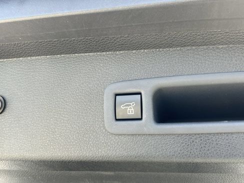 Used 2025 Toyota Sienna XLE FWD image 32