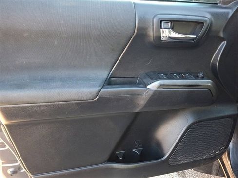 Used 2019 Toyota Tacoma TRD Off-Road image 12