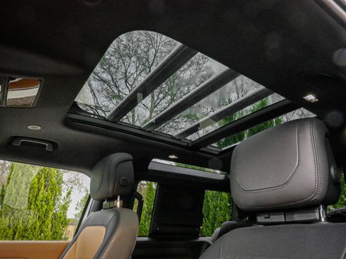 Used 2023 Land Rover Defender 90 X-Dynamic SE image 28