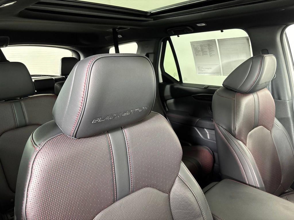 Certified 2025 Honda Pilot Black Edition image 10