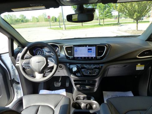 Used 2026 Chrysler Pacifica Select FWD image 54