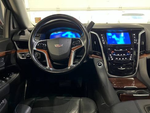 Used 2017 Cadillac Escalade ESV Luxury AWD/4WD image 8