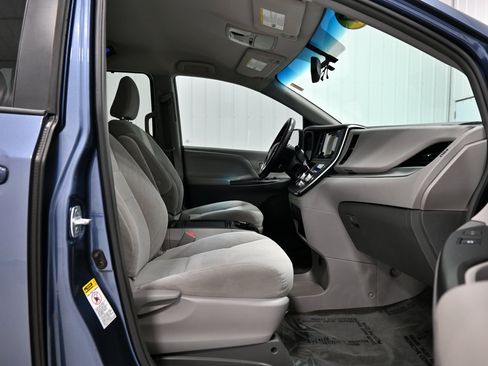 Used 2017 Toyota Sienna LE FWD image 20