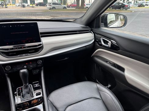 Used 2025 Jeep Compass Limited image 30