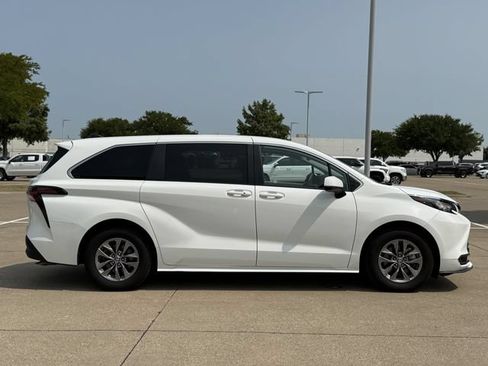 Used 2023 Toyota Sienna LE FWD image 3