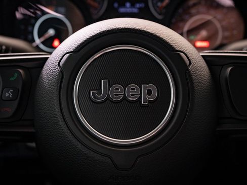 Used 2025 Jeep Wrangler Sport image 28