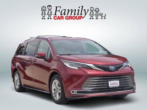 Used 2021 Toyota Sienna Limited FWD image 2