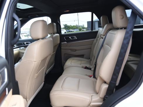 Used 2017 Ford Explorer Limited w/ Equipment Group 301A FWD image 10