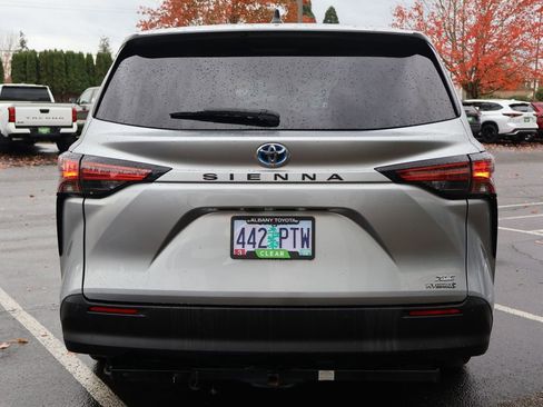 Used 2021 Toyota Sienna XLE image 6