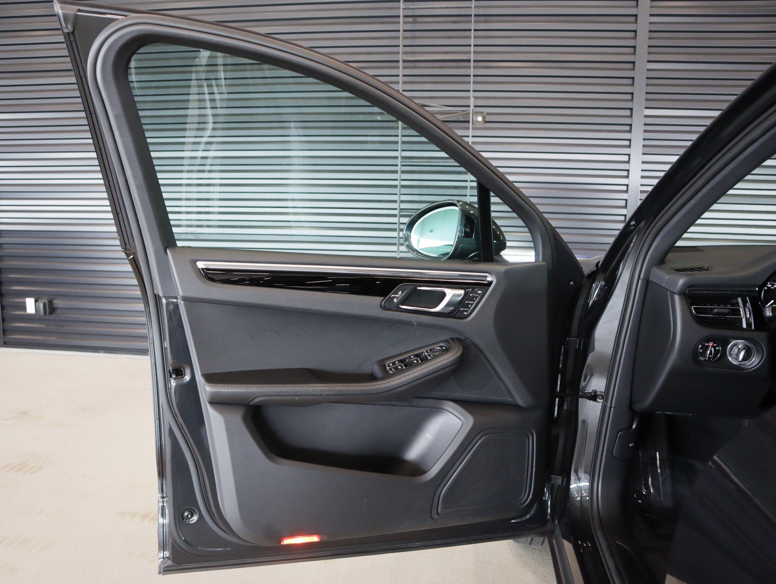 Certified 2024 Porsche Macan AWD/4WD image 22