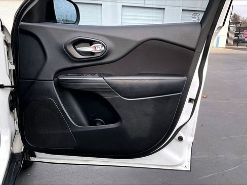 Used 2016 Jeep Cherokee Sport image 26