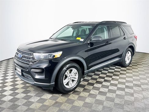 Used 2022 Ford Explorer XLT image 3
