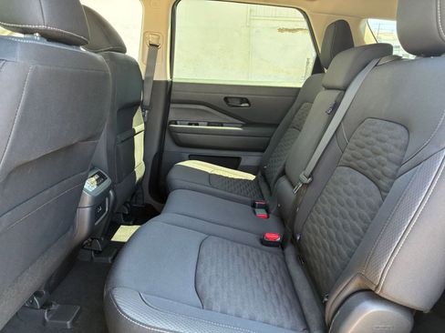 Used 2025 Nissan Pathfinder SV image 28