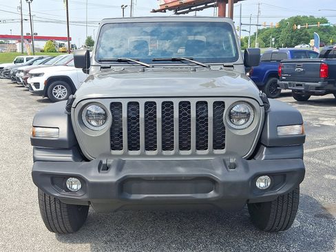 Used 2021 Jeep Gladiator Sport image 4