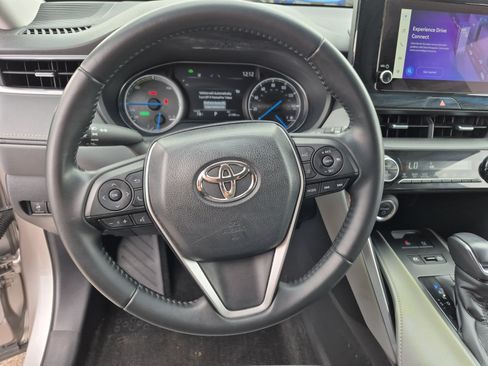 Certified 2023 Toyota Venza LE AWD/4WD image 9
