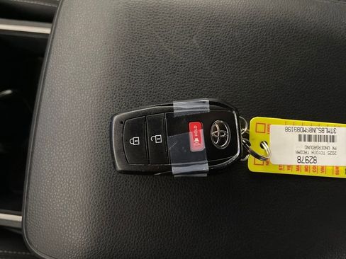 Certified 2025 Toyota Tacoma TRD Off-Road image 24