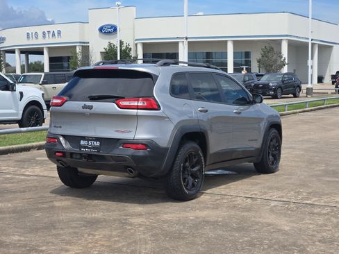 Used 2016 Jeep Cherokee Trailhawk w/ Comfort/Convenience Group AWD/4WD image 3