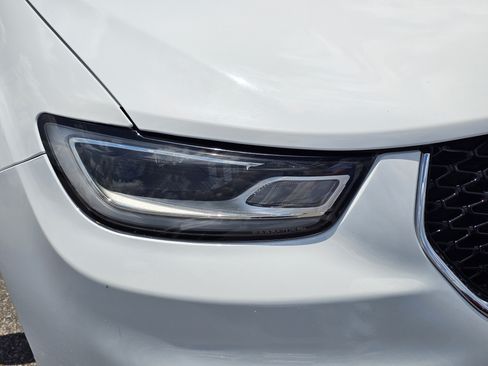 Used 2022 Chrysler Pacifica Touring-L FWD image 4