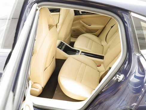 Used 2018 Porsche Panamera 4 image 16