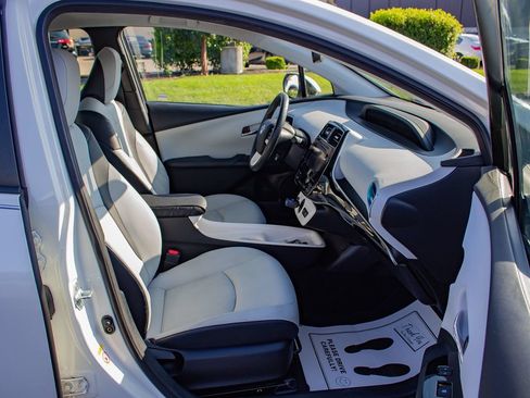 Used 2016 Toyota Prius Four FWD image 19