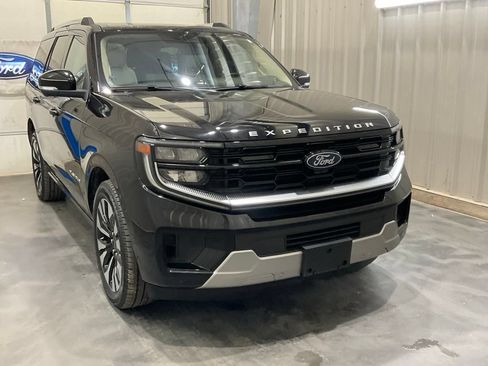 Used 2025 Ford Expedition Platinum w/ Driver's Package AWD/4WD image 2