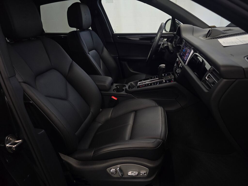 Certified 2025 Porsche Macan AWD/4WD image 28