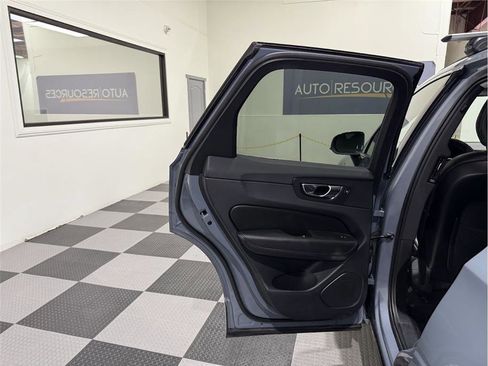 Used 2022 Volvo XC60 B5 Momentum image 15