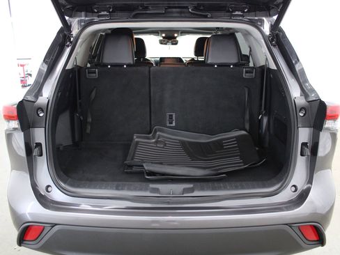 Used 2021 Toyota Highlander XLE image 25