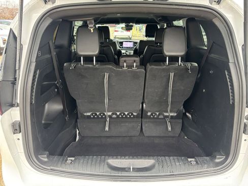 Used 2025 Chrysler Pacifica Select image 34