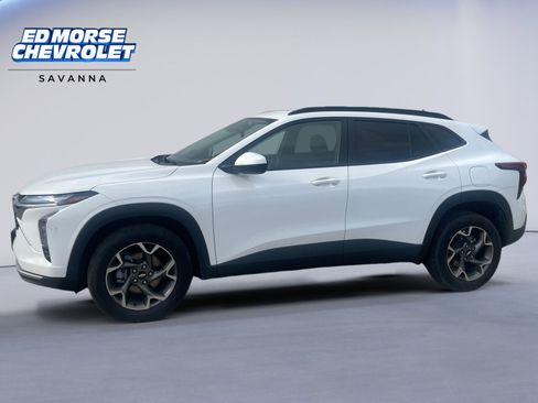 Used 2025 Chevrolet Trax LT w/ Sunroof Package FWD image 2