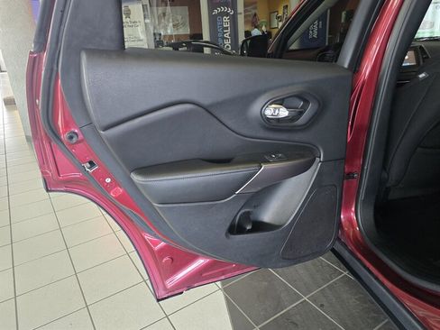 Used 2019 Jeep Cherokee Latitude w/ Cold Weather Group FWD image 11
