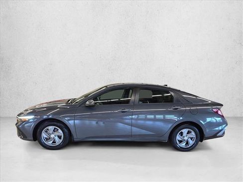 Used 2025 Hyundai Elantra SE FWD image 8