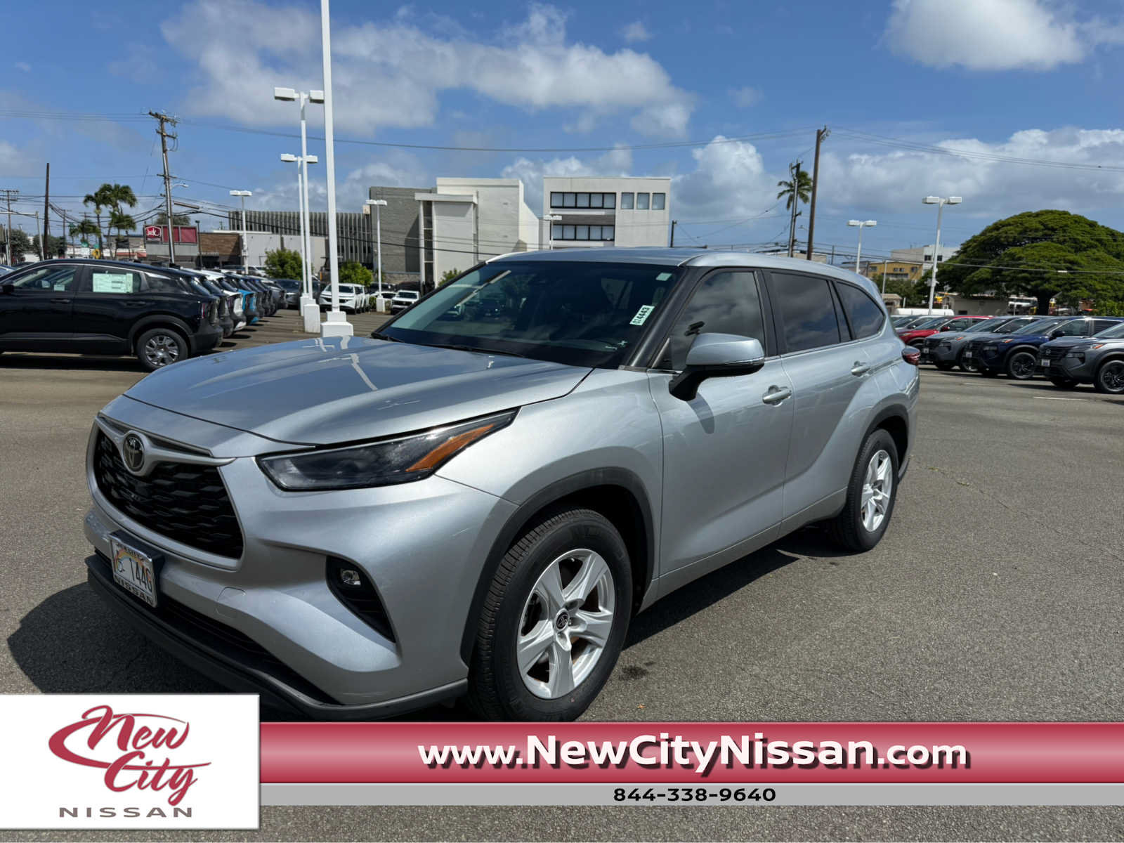 Used 2023 Toyota Highlander LE FWD image 1
