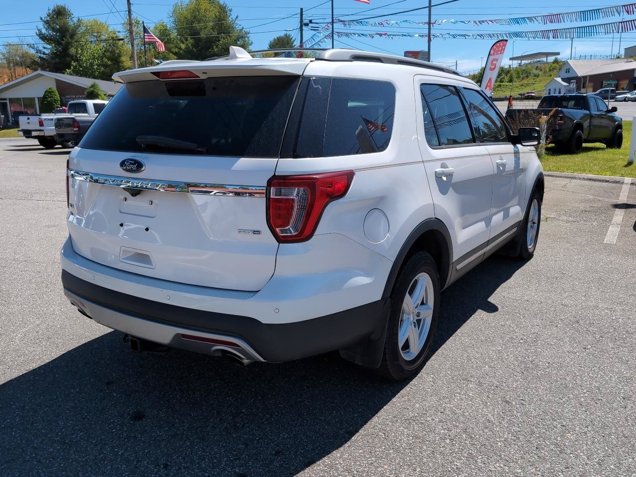 Used 2017 Ford Explorer XLT w/ Equipment Group 202A AWD/4WD image 5