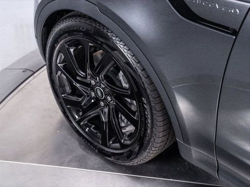 New 2025 Land Rover Discovery S image 12