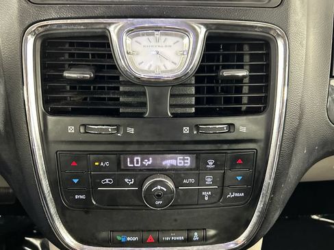 Used 2014 Chrysler Town & Country Touring FWD image 14