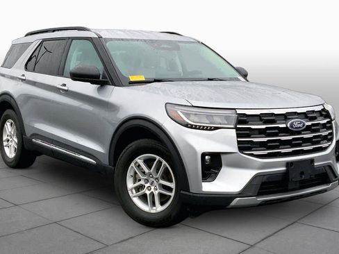 Used 2025 Ford Explorer Active w/ Active Comfort Package RWD image 3
