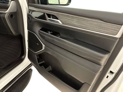 Used 2024 Jeep Wagoneer L Series II w/ Flexible Seating Group AWD/4WD image 15