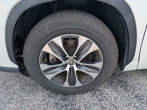 Used 2021 Toyota Highlander XLE FWD image 11