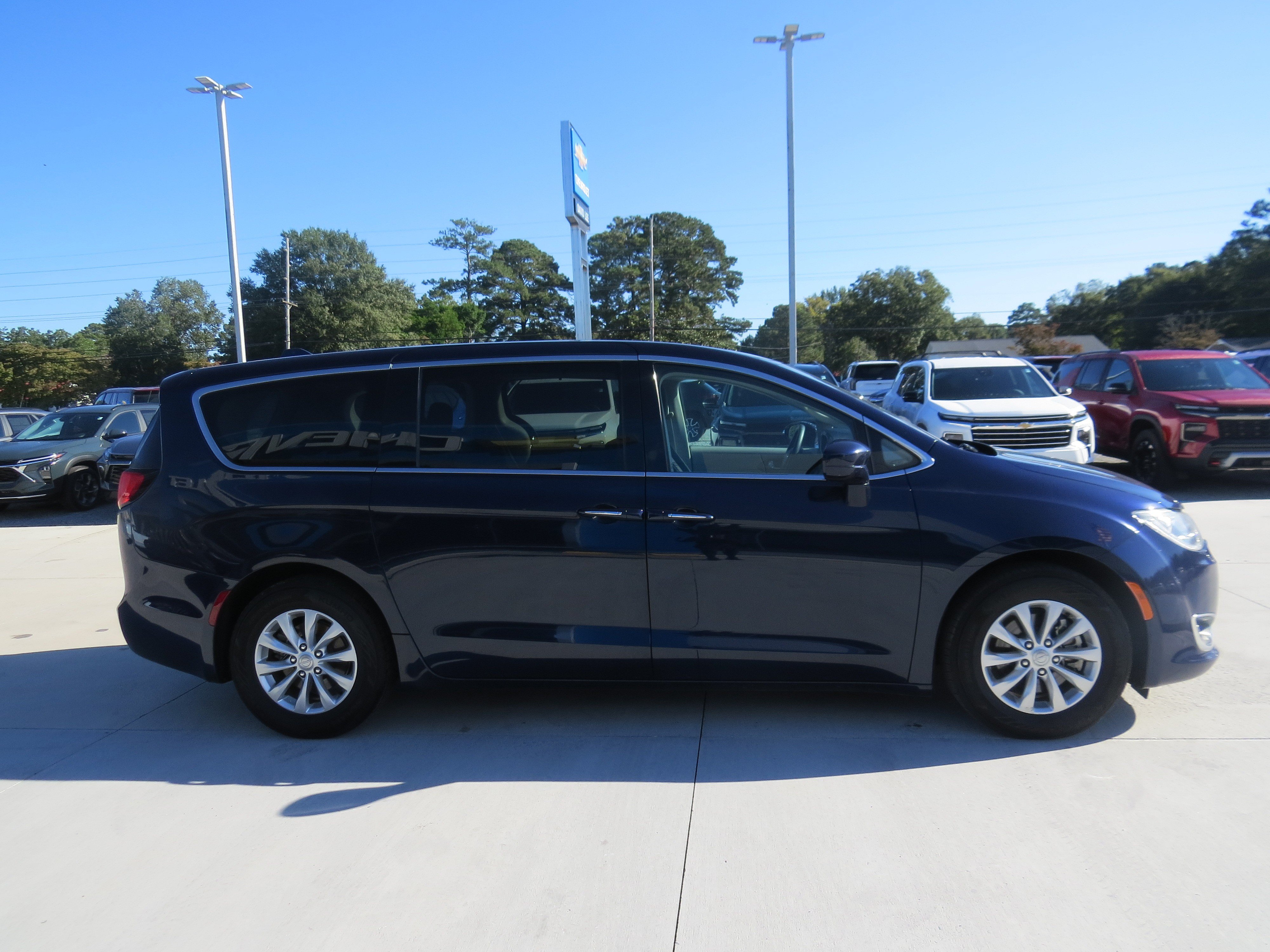 Used 2018 Chrysler Pacifica Touring Plus FWD image 4