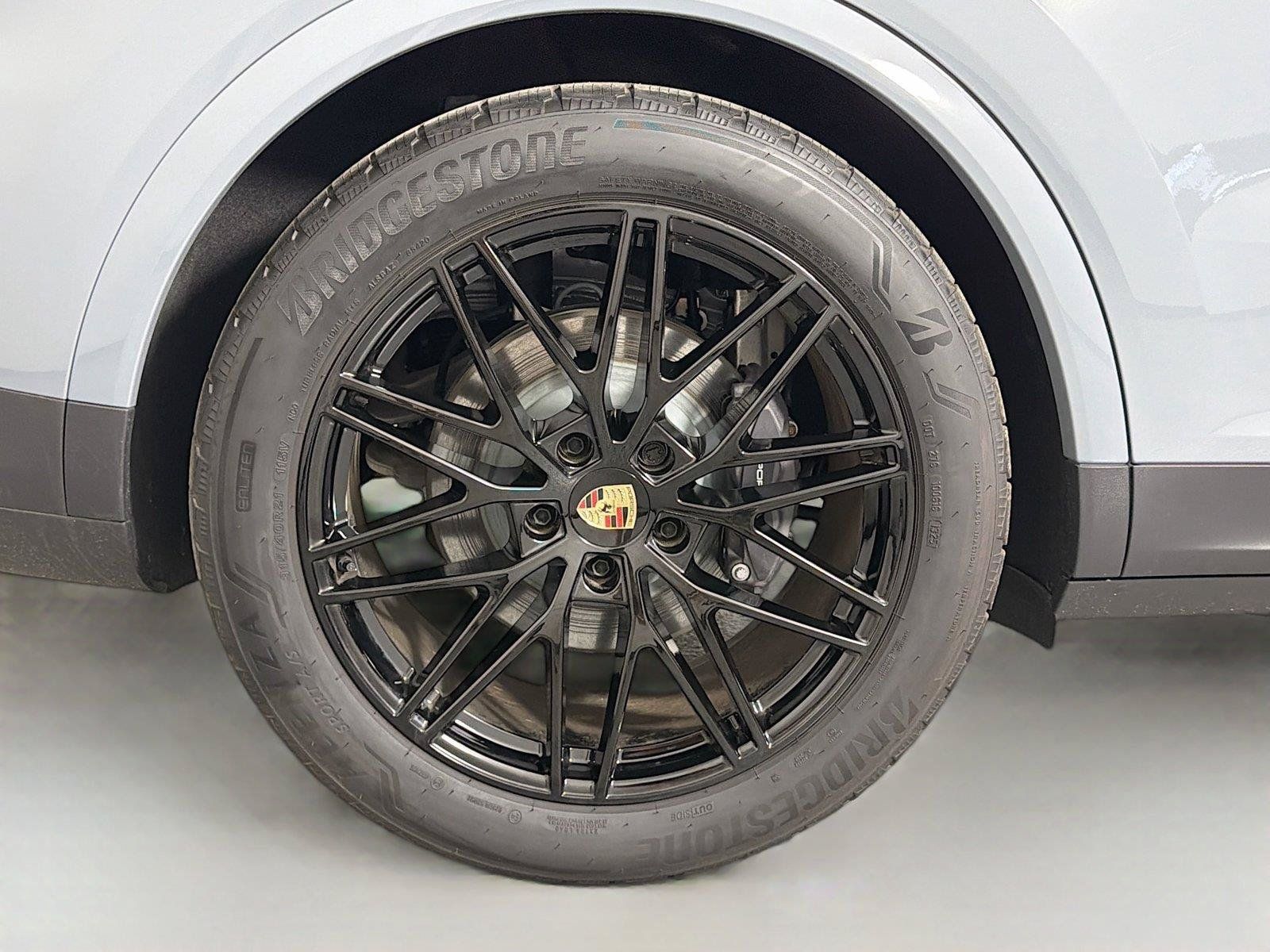 Certified 2025 Porsche Cayenne AWD/4WD image 13