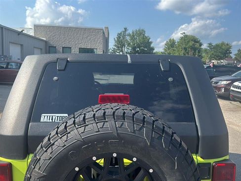 Used 2017 Jeep Wrangler Unlimited Sahara w/ Dual Top Group AWD/4WD image 5