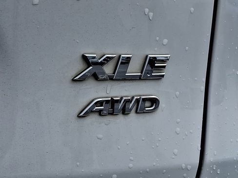 Used 2019 Toyota RAV4 XLE w/ Carpet Mat Package AWD/4WD image 10