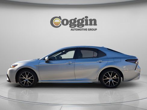 Used 2024 Toyota Camry SE image 3