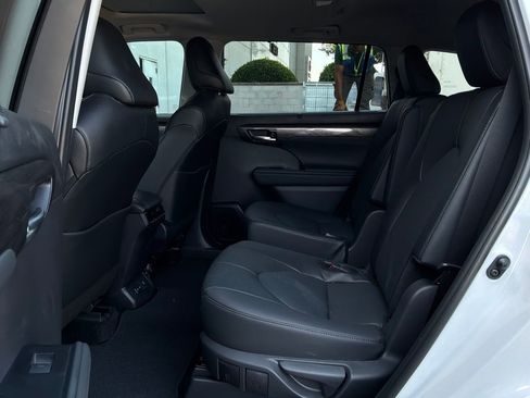 Used 2025 Toyota Highlander Limited AWD/4WD image 10