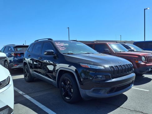 Used 2017 Jeep Cherokee Sport FWD image 3