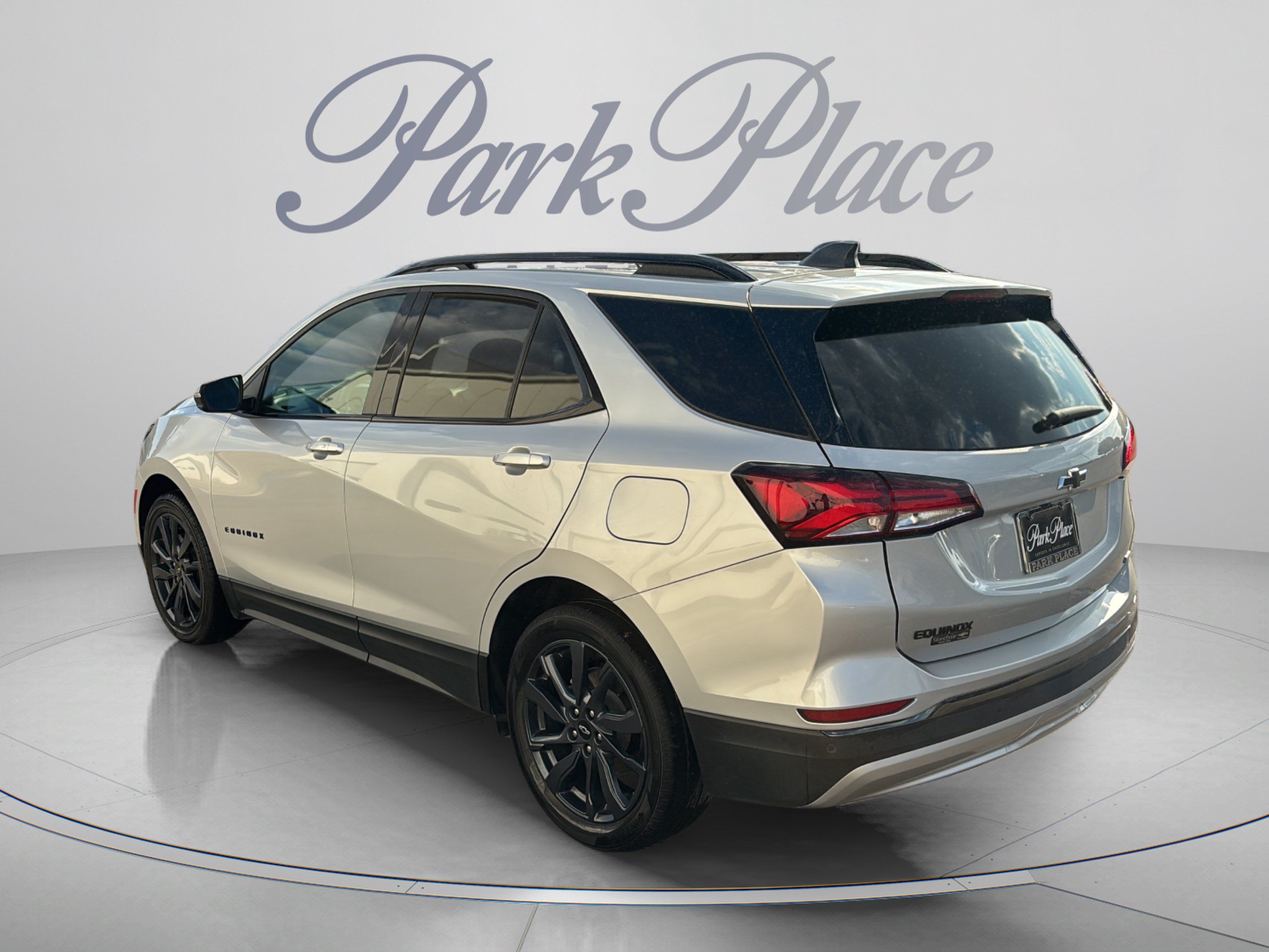 Used 2022 Chevrolet Equinox RS w/ Infotainment Package FWD image 3