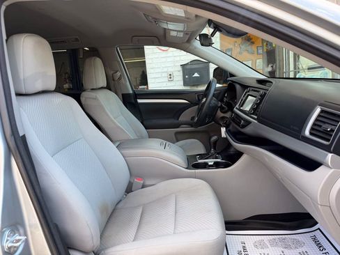 Used 2017 Toyota Highlander LE AWD/4WD image 10