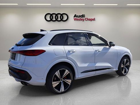 New 2025 Audi SQ5 Prestige image 5
